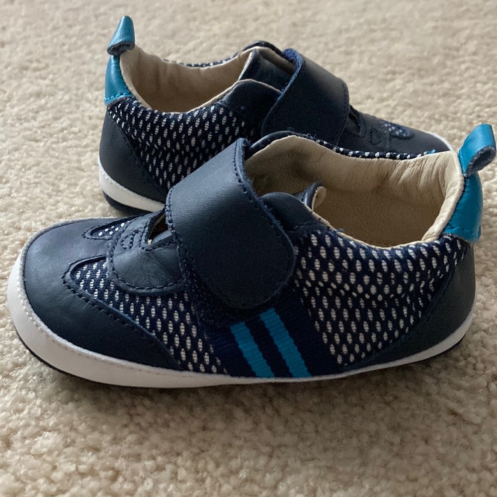 Robeez walker shoes size 12-18 months.